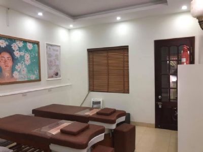 Cho thuê nhà 4 tầng mặt phố kinh doanh tuyến phố chính đông đúc nhịn nhịp người qua lại.