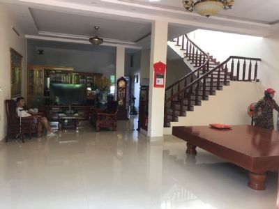 Gia đình cần bán ngôi nhà biệt thự. Nằm trên mặt đường 10,5m2.Gần chợ Sato Cao Xanh.