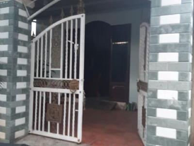 Diện tích 100m2, gồm có sân rộng, 1 phòng khách, 2 phòng ngủ, nhà bếp rộng, nhà vệ sinh rộng.