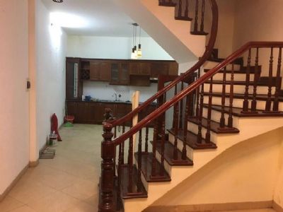 Gia đình chuyển công tác vào Nam nên cần bán gấp nhà tại Thịnh Quang 40m2. MT 3,5m. Nở hậu 4,65m