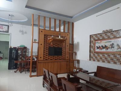Bán nhà rộng rãi ,gần trung tâm đường xá thuận tiện đối diện cổng bệnh xá tỉnh đi vào