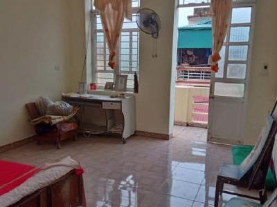 Nhà hướng Tây bắc 4 x 17,75= 71m gồm: 1 p.khách, 2 .ngủ, 2 vệ sinh + Ngõ xe 4 chỗ vào.