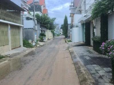 nhà đường Chu Văn Tấn.Nhà xây theo thiết kế hiện đại: 1 sân xe, 1PK, 2 PN, 1 PA, 1 NVS, nhà còn mới
