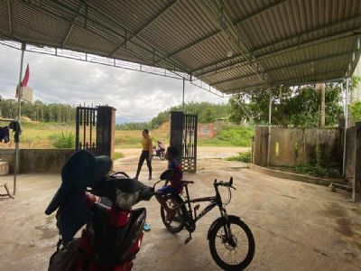 Bán nhà Thôn 6 - Đắk Cấm - Cách cổng chào 100m - đường rộng 10m betong 5m. Nhà ngay gần đường đôi.