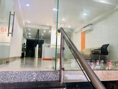 cho thuê Nhà ngõ 460 khương đình 8 nổi 1 hầm. Tầng 8 bếp. Tầng 7 chia 2 phòng. Còn lại thông sàn.