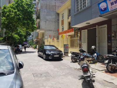 Cho thuê nhà tại Dương Khuê dt 60m2 * 5 tầng, nhà đầy đủ điều hòa, nóng lạnh, vỉa hè rộng, đỗ được.