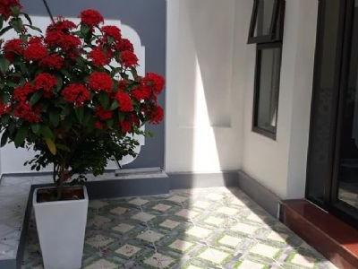 Chính chủ bán nhà 1.35 tỷ mới xây có sân vườn. Trong bãi vượt. Đối diện cổng trường CVA