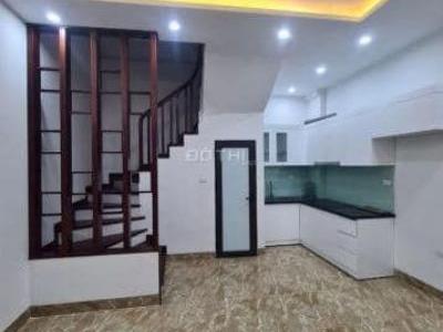 Tôi chính chủ Cho thuê nguyên căn mới koong 5 tầng  ở ngõ 61 Phố trạm. Giá 7tr/thg