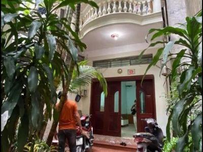 BÁN CĂN NHÀ VƯỜN Ở QUẬN ĐỐNG ĐA!  Nhà kiên cố chắc chắn, đẹp giá bình dân. Không gian yên tĩnh