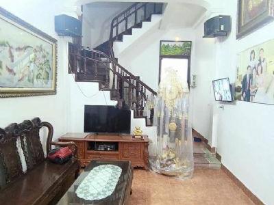 CHO THUÊ NHÀ NGUYÊN CĂN trong ngõ, đường Nguyễn Khang. Nhà diện tích  41m2 x 4 tầng × 4 PN ,3 WC.