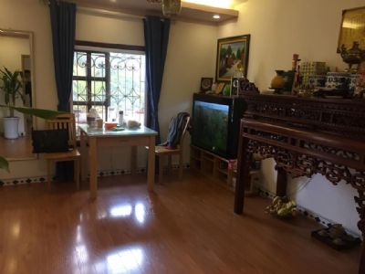 Cho thuê căn hộ tập thể B1 mặt hồ giảng võ ( ở tầng 5 ) 55m2 chia 2 ngủ 1 wc ( nhà ở tầng 5)