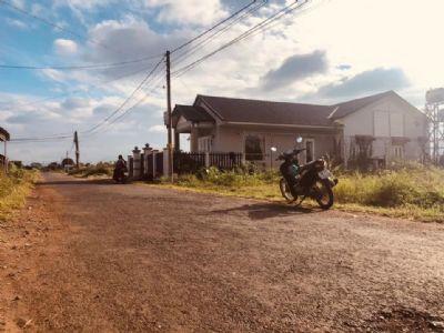Bán đất CÁCH NGÃ SÁU BMT 8KM gần mọi tiện ích xã hội bán kính 300m DIỆN TÍCH 5x30