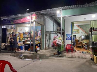 Người nhà chuyển về quê cần bán 2 day tro và Nhà 1 lâu 1tret sổ Hồng riêng 2 lô 2sổ