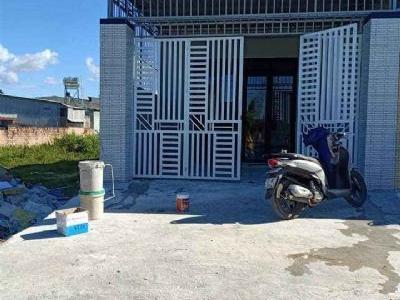 Bán nhà mới mới ngay cổng chào thôn 9 đắk kấm đường nhựa xuống một đoạn nhà bên phải. Hướng Tây Bắc