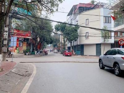Bán Nhà 3 tầng Hướng Đông Nam đường Mường Than - gần ngã 6 - có thể vừa ở vừa kinh doanh.
