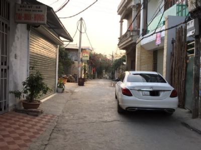 bán ngôi nhà 3 tầng xây dựng năm 2020. Tổng DT nhà 300m2, MT 6,1m; hg DN phố Anh Dũng Tiên Cát