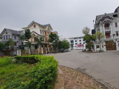 Cần bán lô đất Cảng Chân Dê cạnh hai toà lâu đài 300 tỷ Tổng diện tích 200m Hướng Tây Bắc MT 10m