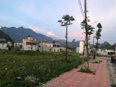 cần bán siêu phẩm đất nền đường phạm văn đồng kéo dài Lai Châu DT quá lớn giá bán bằng giá đấu giá