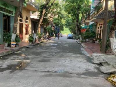 Gia đình cần bán nhà tại phố Thanh Sơn, phường Bích Đào, TPNB Diện tích 5x16 Đường to, vỉa hè rộng