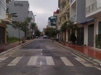 Cần bán mảnh đất mặt đường Nguyễn Khánh Toàn vị trí đẹp đường to vỉa hè rộng không phạm phong thủy.