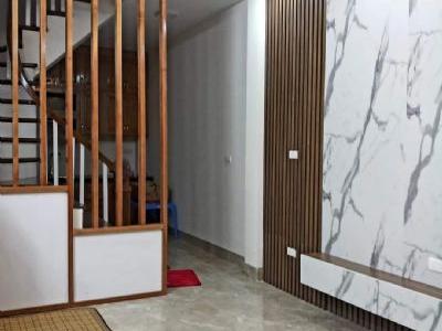 Nhà khung bê tông 5 tầng mới hoàn thiện, mỗi tầng 1 phòng 1 phụ, tổng 3 ngủ, ngõ xe máy tránh