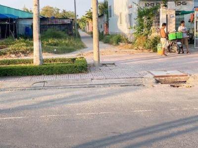 Đang cần ra miếng đất rất đẹp thuộc p9 võ văn kiệt cách lộ lớn 100m tới đất đất mặt tiền lộ nhỏ 4m