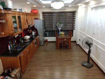 Cho thuê nhà nguyên căn Đội Cấn Ba Đình 12tr Diện tích 35m 5 tầng Thiết kế thông sàn gồm: 3ph 4vs