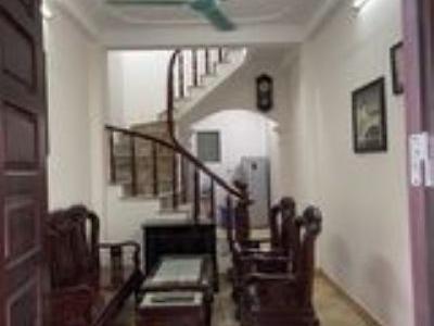 Cho thuê nhà ở Minh Khai . Diện tích : 35m x 4 tầng . Tầng 1: Phòng khách, phòng ăn .