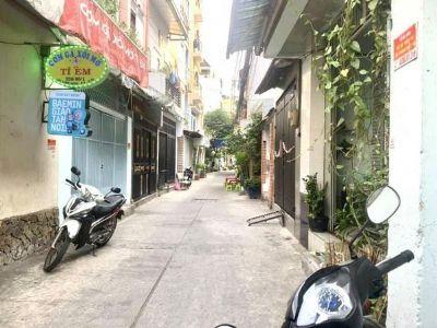 Cho thuê nhà phố Bạch Mai ngõ Giếng Mứt nhà 3 tầng 1 tum vị trí đắc địa, có sân cổng DT 43m2 x 4t