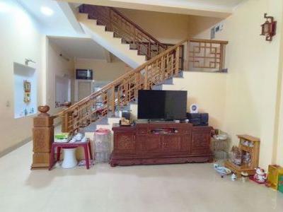 Căn nhà tọa lạc ở vị trí đắc địa, gần các tiện ích, đi bộ vài bước chân là đến chợ Quán Toan