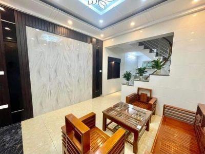 Bán căn nhà đẹp đường Vũ Chí Thắng. Mb: 35m 2,5 tầng. Ngõ nông. Sổ đỏ Công năng: phòng thờ,sân phơi