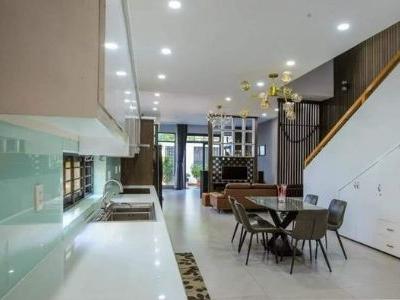 Gấp Gấp Gấp Giảm giá từ 14,5 tỷ xuống còn 11,5 tỷ . Căn nhà 2 lầu dt 105m ngang 5m