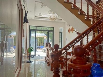 Bán nhà lầu mới xây 1 năm.giá rẻ. Thiết kế. hiện đại đẹp. (Đường thông) 5x43x60tc hướng Nam
