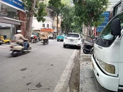 Bán nhà Lý Nam Đế 44m x 3 tầng x 5.3m mặt đường. Giá 20.5 tỷ Hoàn Kiếm