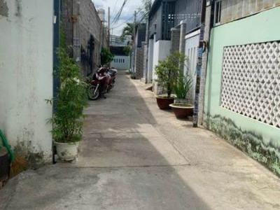 Chủ kẹt bank cần bán nhanh căn nhà hẻm đối diện hồ bơi quốc hùng cách nhựa 70m