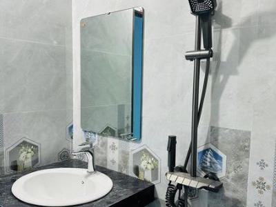 Mình còn 1 phòng cho thuê tại số nhà 052 Trần Đăng Ninh nhánh 4 nhé, gần chợ Cốc Lếu,