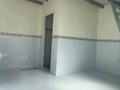 Bên mình trống 2 phòng trọ có gác, có dán gạch tường, có kệ bếp sạch sẽ Phùng Hưng an bình.