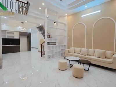 NHÀ 1 TRỆT 1 LẦU KDC Hoàng có sân ôtô, giếng trời, lệch tầng cộng hưởng thêm tạo sự thông thoáng