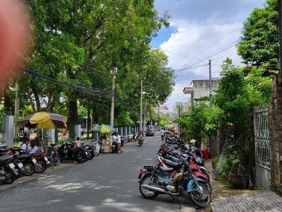Vị trí nằm ngay nhà thờ Lộc Lâm , cách đường Nguyễn Ái Quốc chỉ 500m.