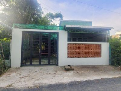 Cho thuê nhà mặt gần cổng chào Mỹ Thạnh, Long Xuyên giá 2tr, nhà có 2 phòng ngủ, cọc 2 tháng