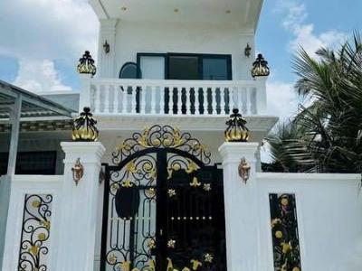 NHÀ TÂN CỔ ĐIỂN MẶT TIỀN NHỰA HUYỆN 90C - TP MỸ THO.TIỀN GIANG.GẦN QUẢNG TRƯỜNG.