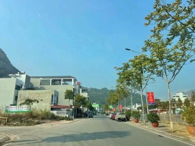Em sẵn 1 Lô ở 4B Sơn La, giá cực rẻ, đường thông thoáng, đằng sai có khoảng lưu không.