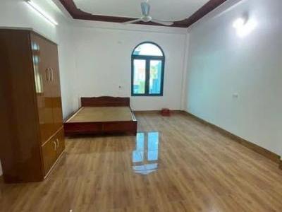 Nhà mới xây xong, rộng rãi thoáng mát , đầy đủ tiện nghi. Nhà ở trung tâm phố nối B