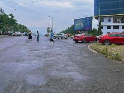 Nhà xây thô 4 tầng đường chính to vật vã B6 Lào Cai kinh doanh Bìa đỏ cầm tay