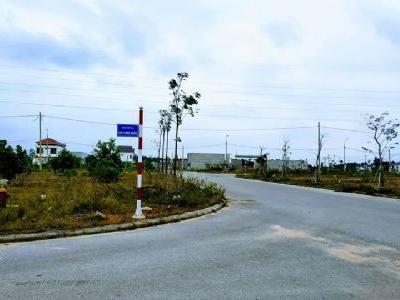Gia đình cần bán lại lô đất 2 mặt tiền đường Lạc Long Quân- Đông Hà- Quảng Trị.