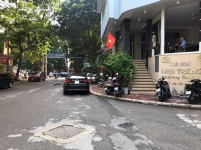 Bán nhà phố Trần Quốc Hoàn, khu phân lô, vỉa hè, ô tô tránh 8.