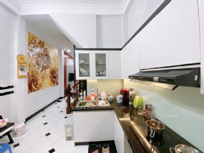 Nhà 5 tầng đẹp, chắc chắn. Thiết kế mỗi tầng 2 phòng, cầu thang, Wc giữa. Tổng 6 ngủ.