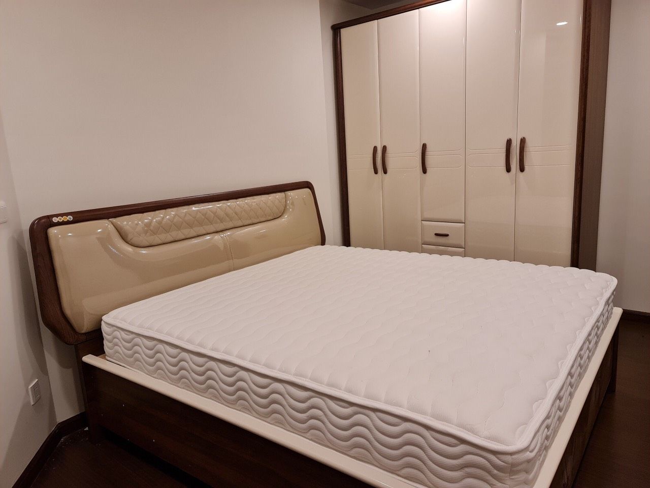 Chính chủ bán căn góc toà S103 view bể bơi, bàn giao full nội thất Giá 2.6tỷ bao phí diện tích 68m