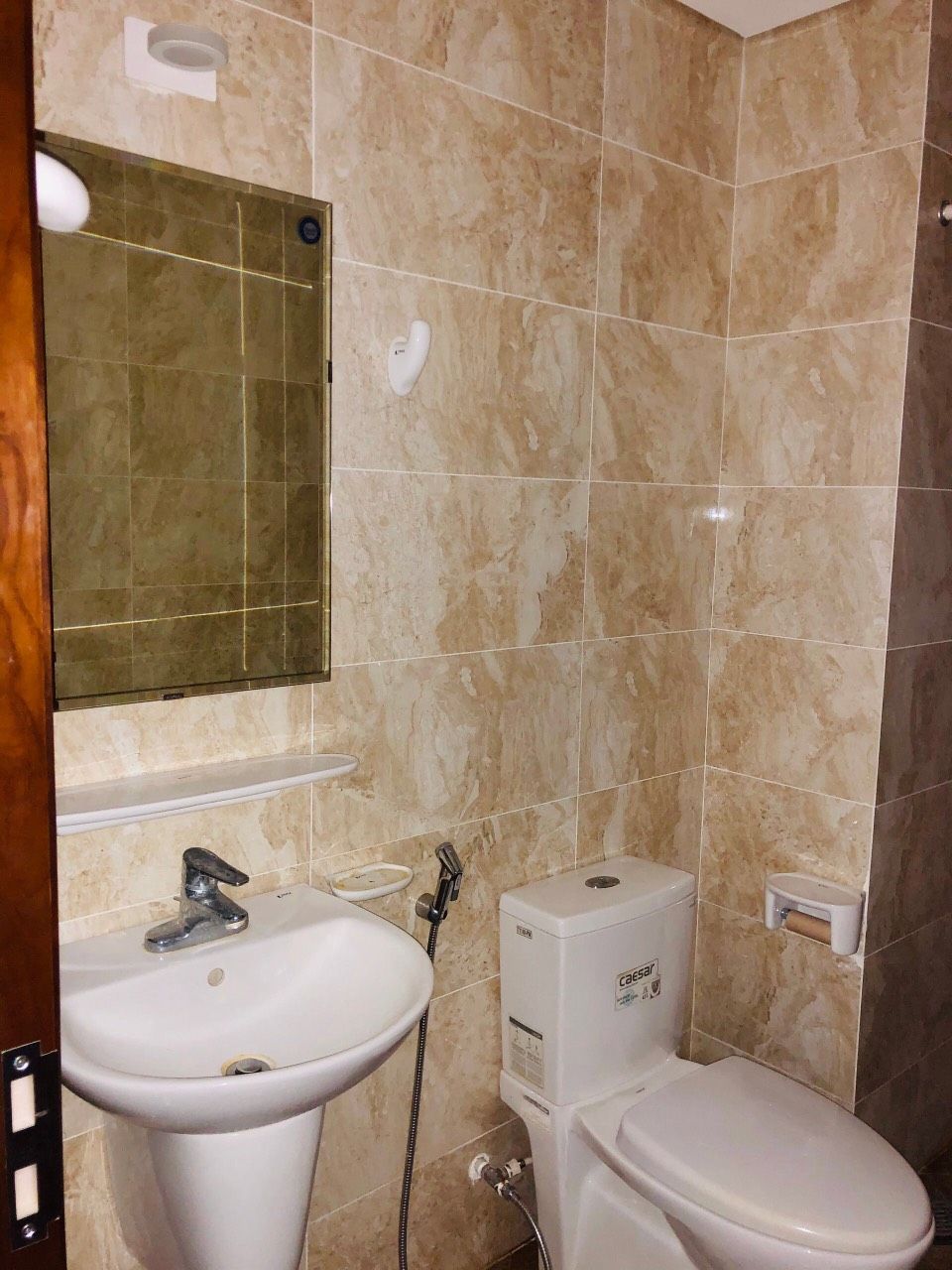 Bán chcc HOME CITY- Trung Kính- CG Tầng Trung Giá: 3.5 tỷ Nội thất: Bàn giao cơ bản
