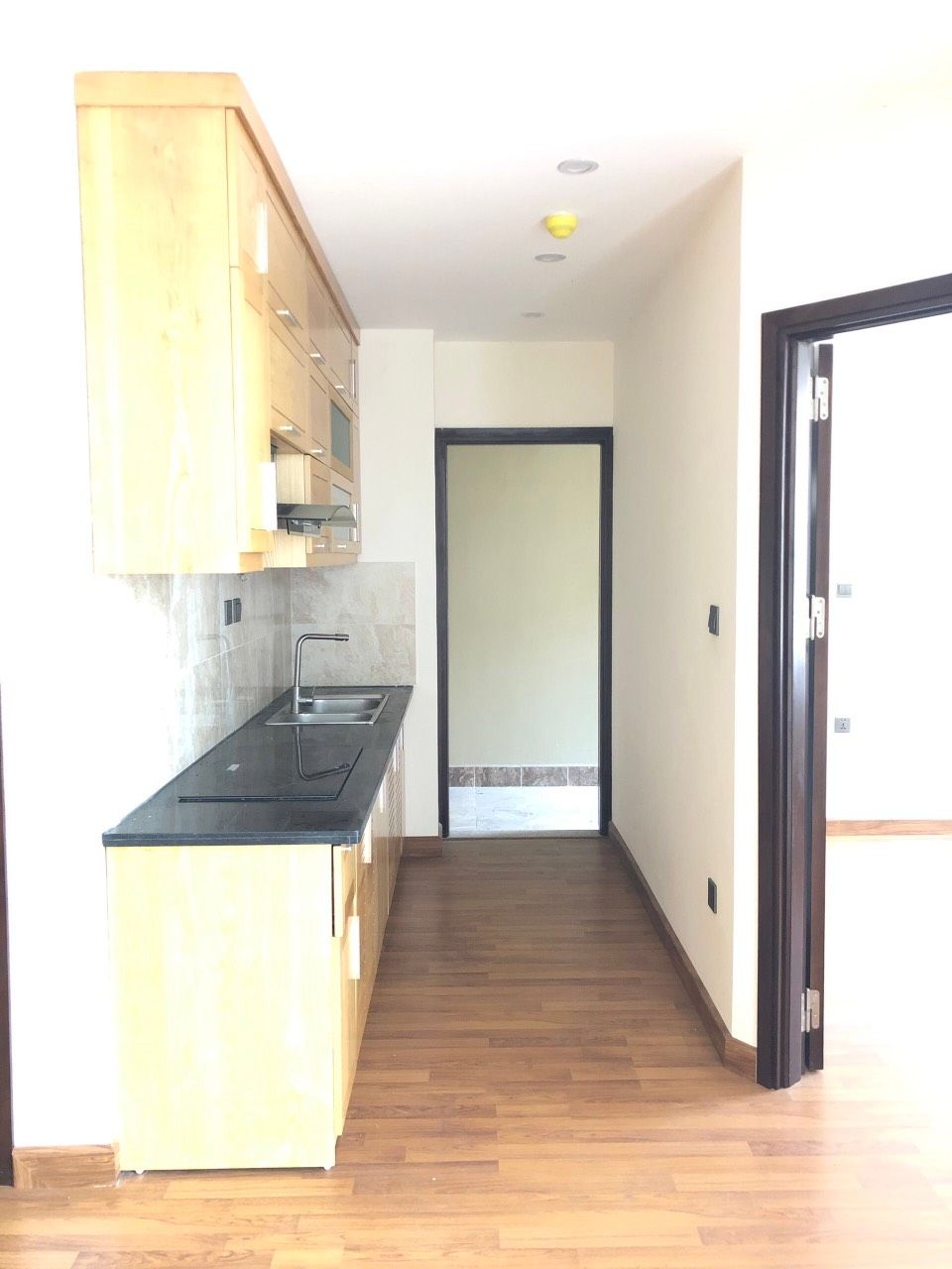 Bán chcc HOME CITY- Trung Kính- CG Tầng Trung Giá: 3.5 tỷ Nội thất: Bàn giao cơ bản